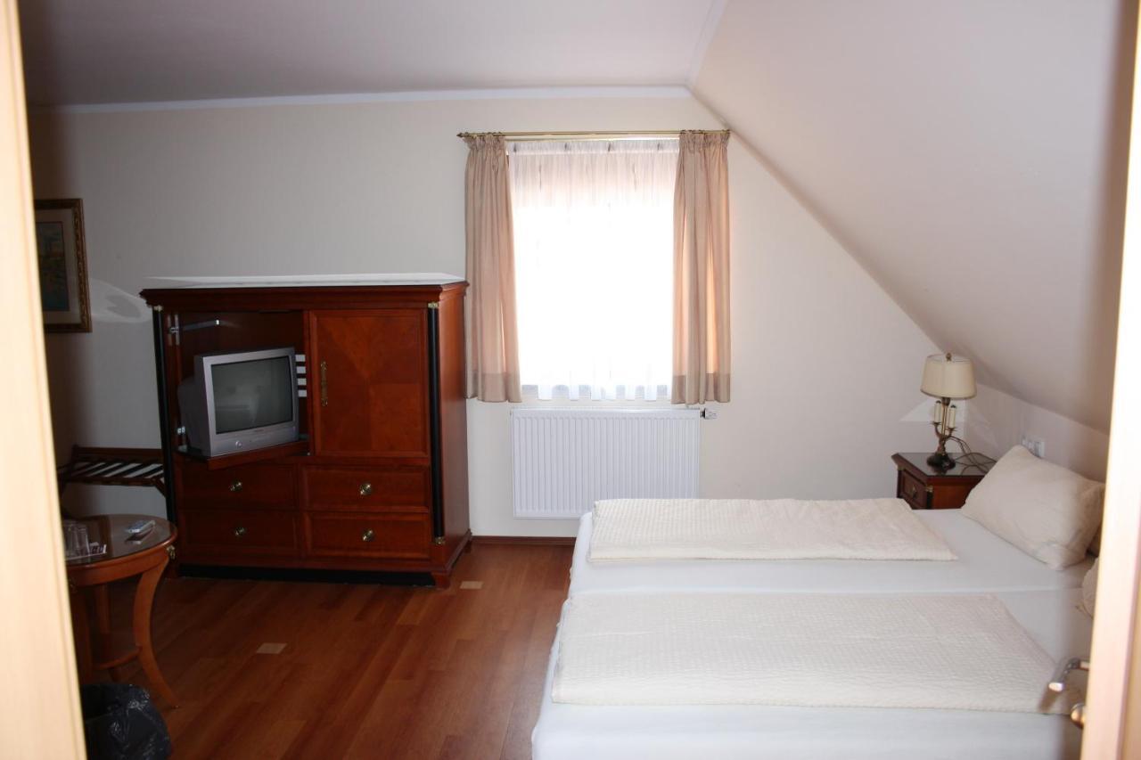 Landgasthof Haagen Schwabhausen bei Dachau Room photo
